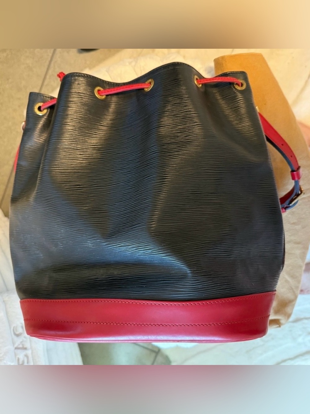 Authentic Louis Vuitton bucket-style shoulder bag Epi leather with red trim. - Picture 7 of 16